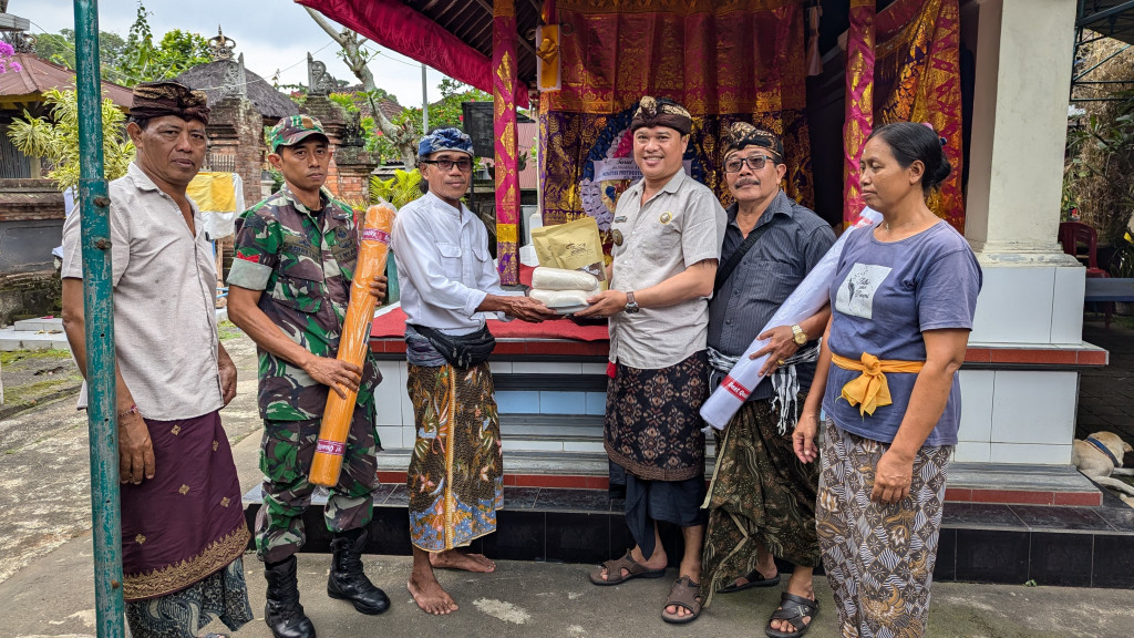 Perbekel Abiansemal Dauh Yeh Cani Serahkan Bantuan Penguburan kepada Warga Banjar Kedampal